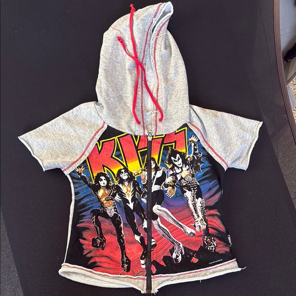 Kiss short sleeve Sweatshirt Hoodie with ring pull front zip waist length
